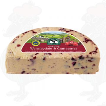 Wensleydale med tranbär görs för hand och det är en färsk, ung ost som säljs redan vid en ålder av bara tre veckor gammal.